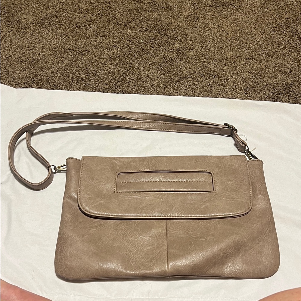 Tan convertible purse. Clutch or crossbody or shoulder bag
Immaculate inside